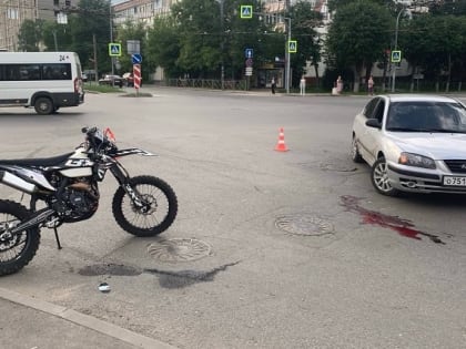 В Йошкар-Оле на перекрёстке столкнулись мотоцикл и иномарка