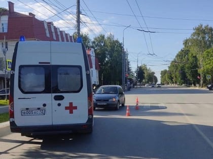 На пешеходном переходе мальчик на самокате попал под колёса легкового автомобиля