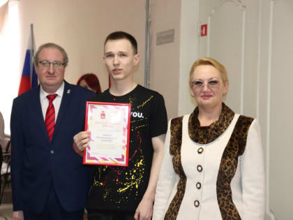 Уполномоченный по правам ребенка в Пермском крае вручила благодарственное письмо Артему Лукееву, спавшему ребенка от выпадения из окна.