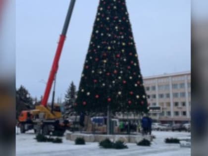 В Йошкар-Оле устанавливают главную елку