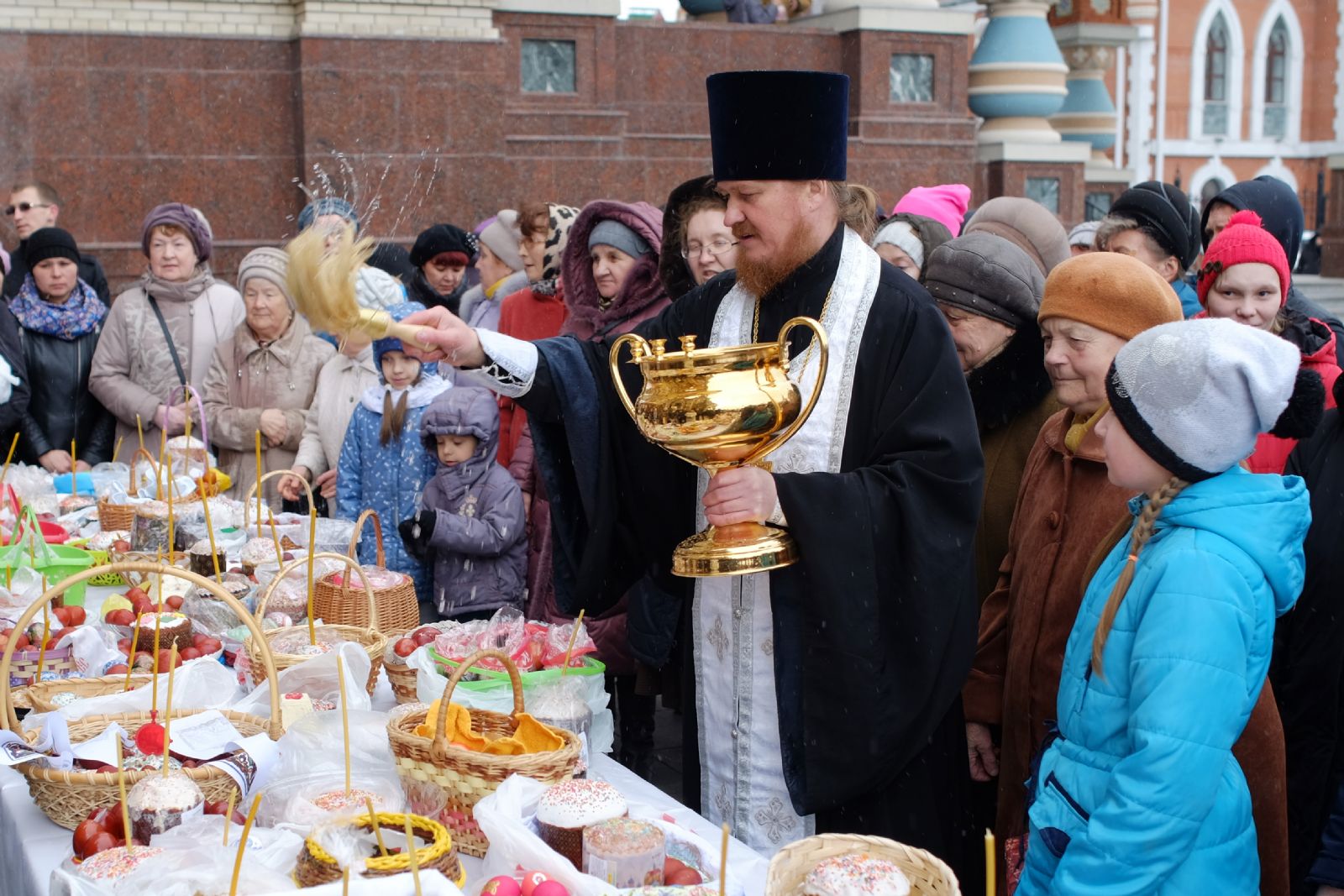 В какое время светят куличи. Храм Рождества Христова Пасха Домодедово освящение куличей. Покровский монастырь освящение куличей. Освящение куличей на Пасху. Освящение куличей и яиц в церкви.