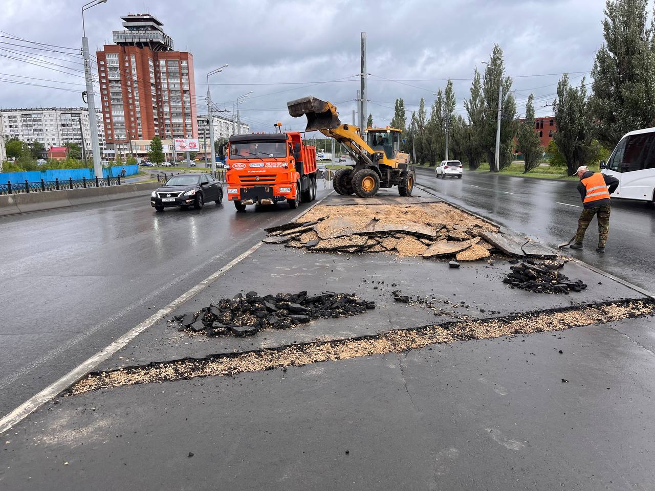 Водители йошкар ола. Асфальт в России. Дорожные работники. Дороги в Йошкар Оле. У школы ремонт дороги.