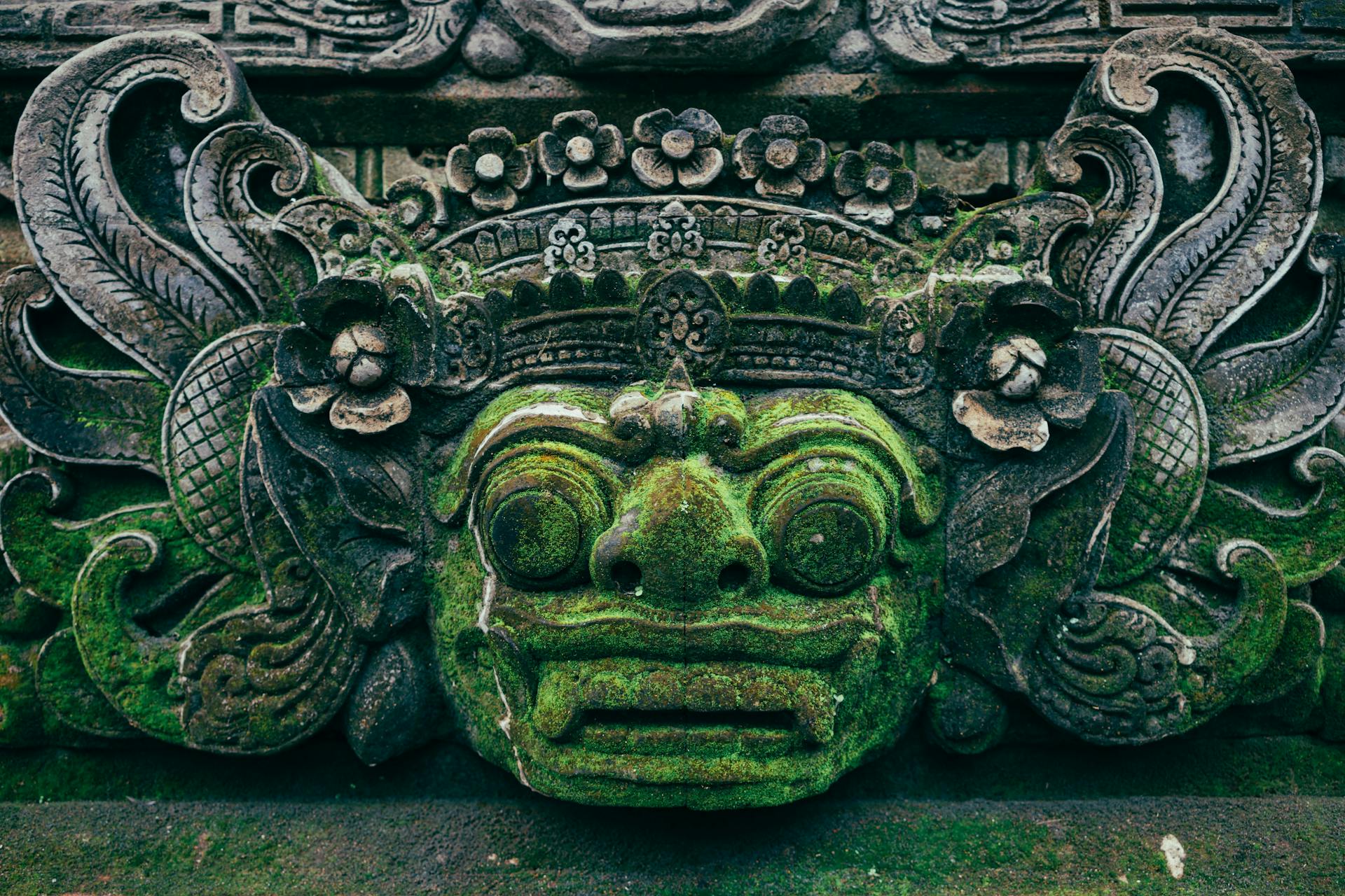 In Stein gemeißelter Drache auf Bali
