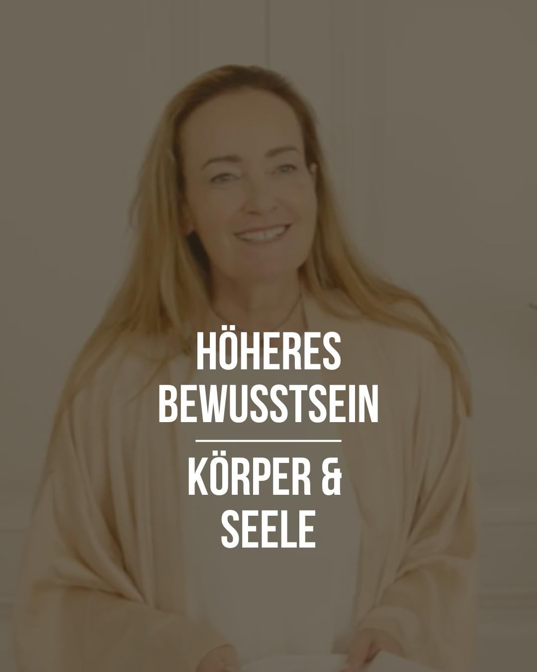 Eine lächelnde, langhaarige Frau trägt einen beigen Überwurf vor einem hellen Hintergrund, überlagert von weißem Text "Höheres Bewusstsein Körper & Seele".