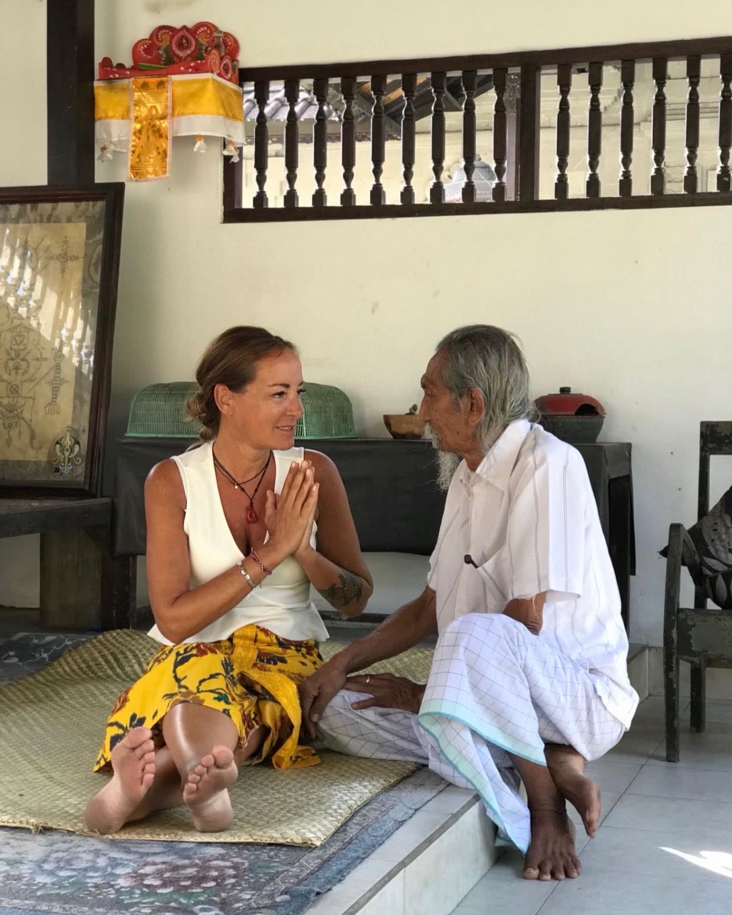 Silke Liederbach bei einem Heiler auf Bali
