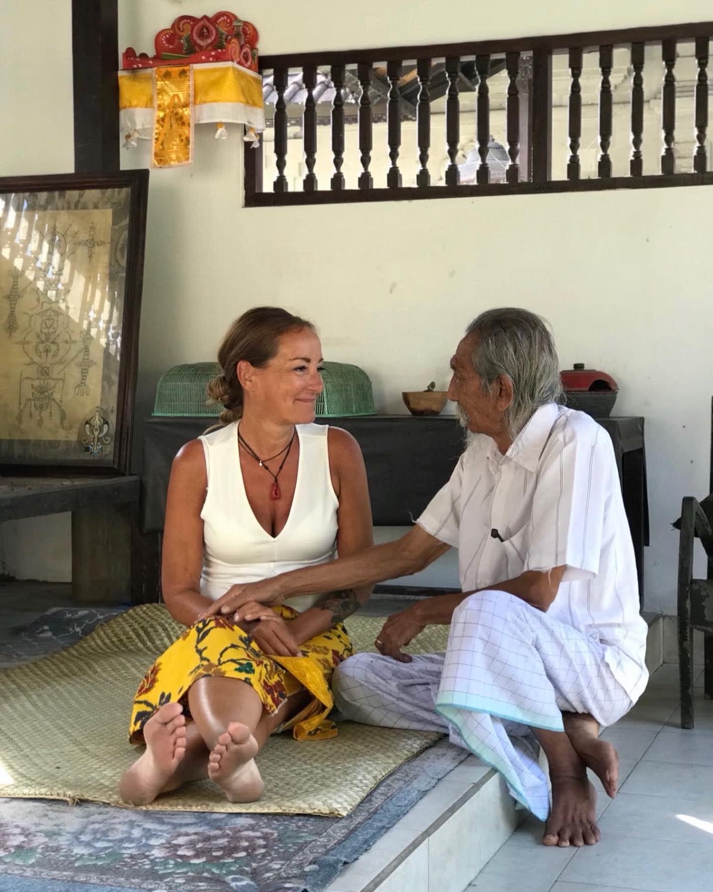 Silke Liederbach bei einem Heiler auf Bali