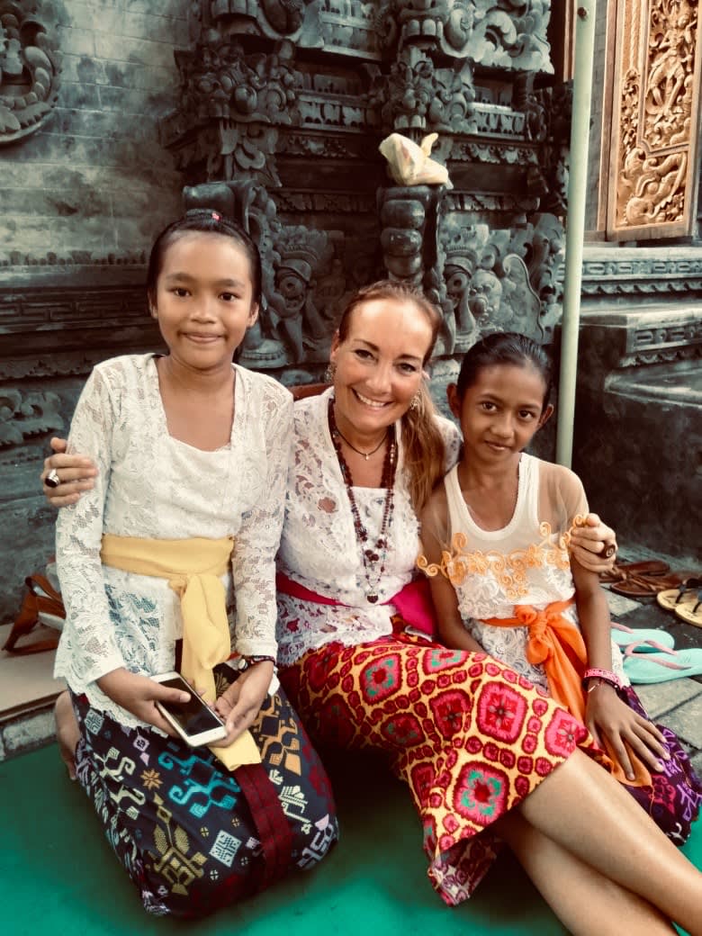 Silke Liederbach bei einer Zeremonie auf Bali