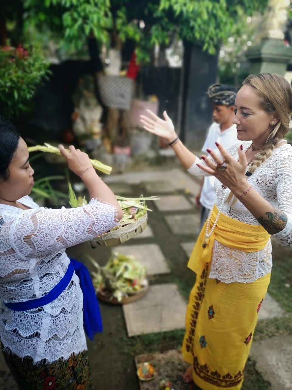 Silke Liederbach bei einer Zeremonie auf Bali