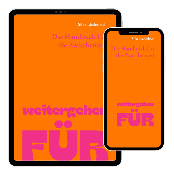 Ein digitales Buchcover auf einem Tablet und einem Smartphone mit orangefarbenem Hintergrund und pinker Schrift, mit dem Titel ‚weitergehen FÜR‘ von Silke Liederbach.