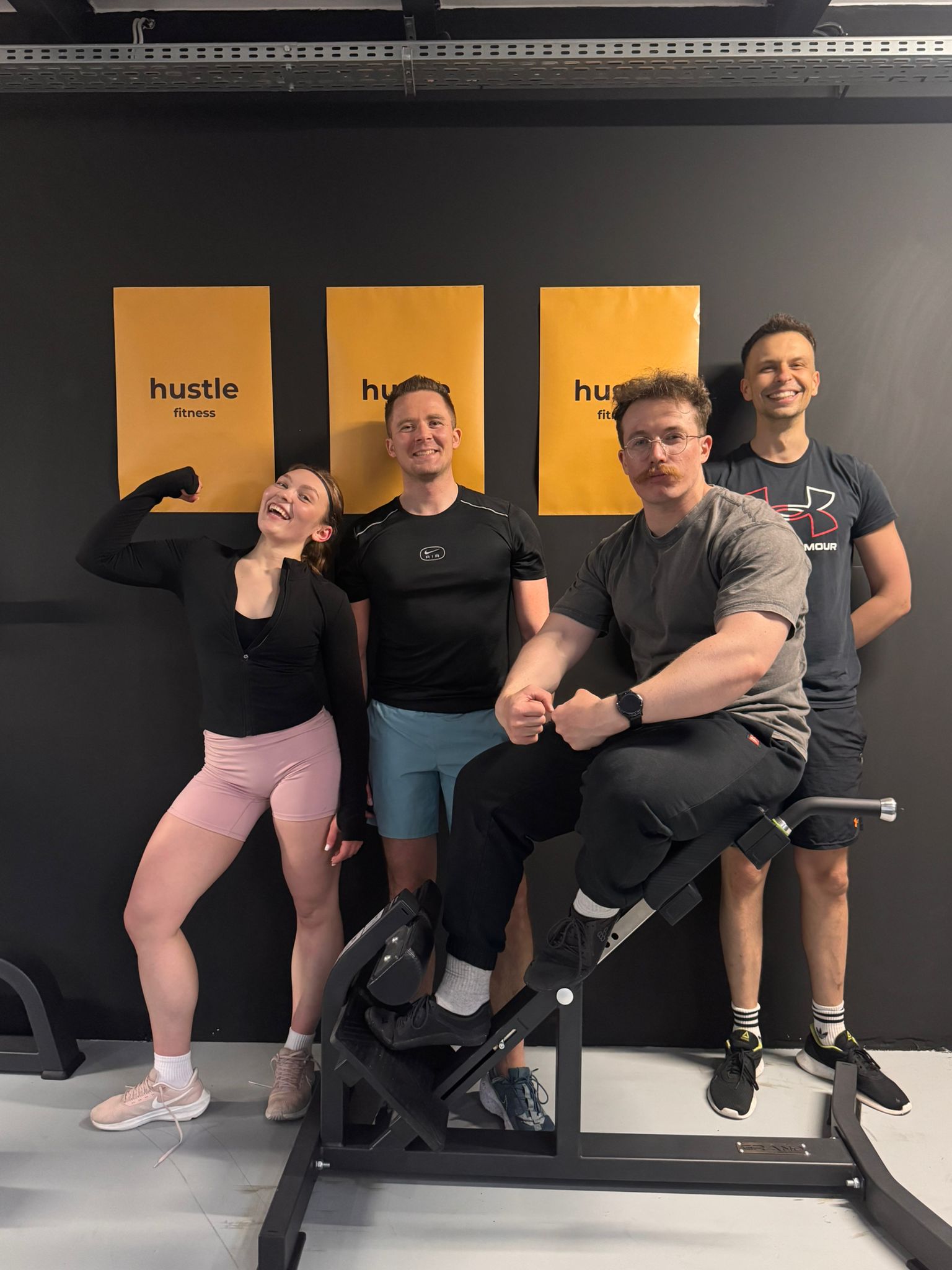 Zespół trenerów Hustle Fitness na sali treningowej