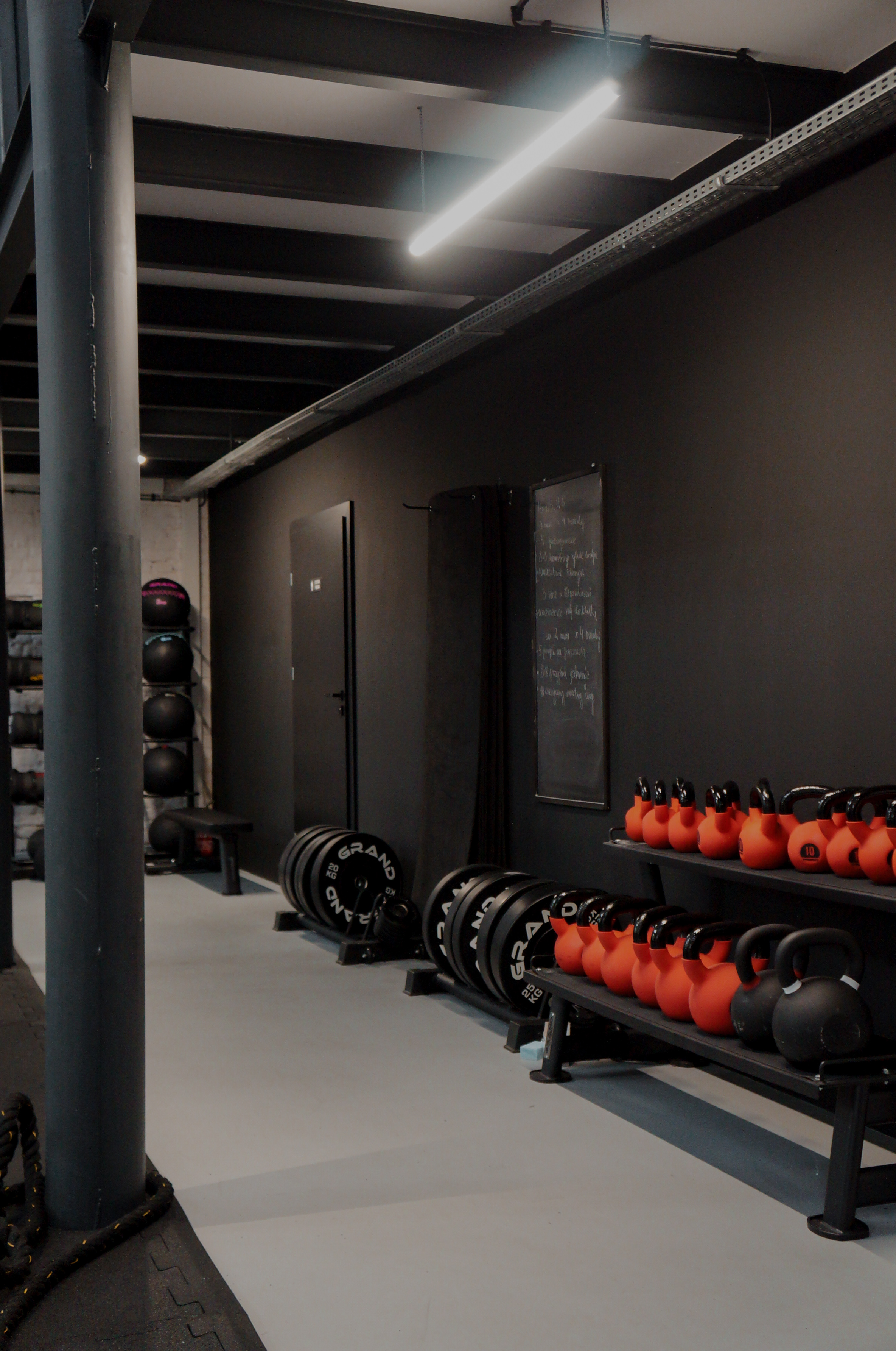 Strefa hantli w Hustle Fitness