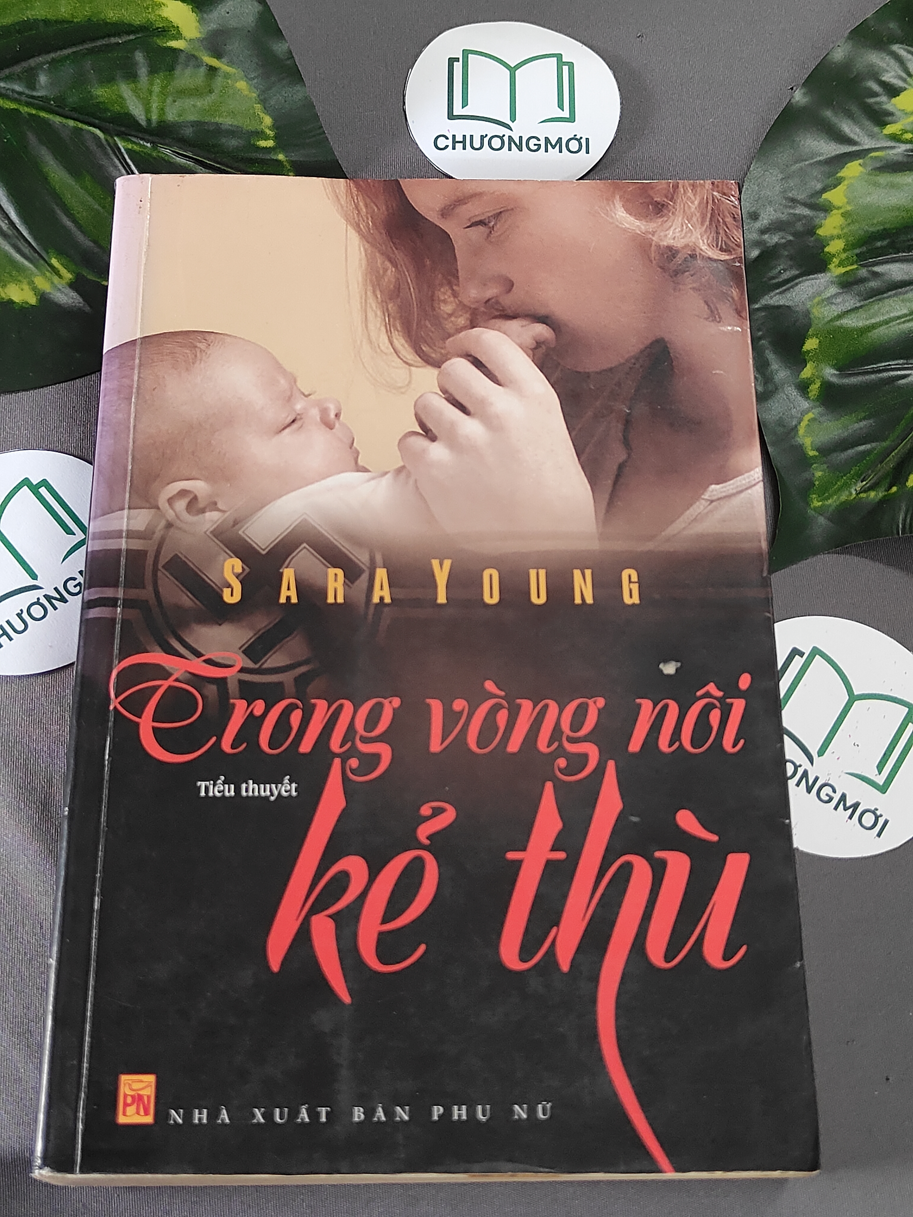 Trong Vòng Nôi Kẻ Thù