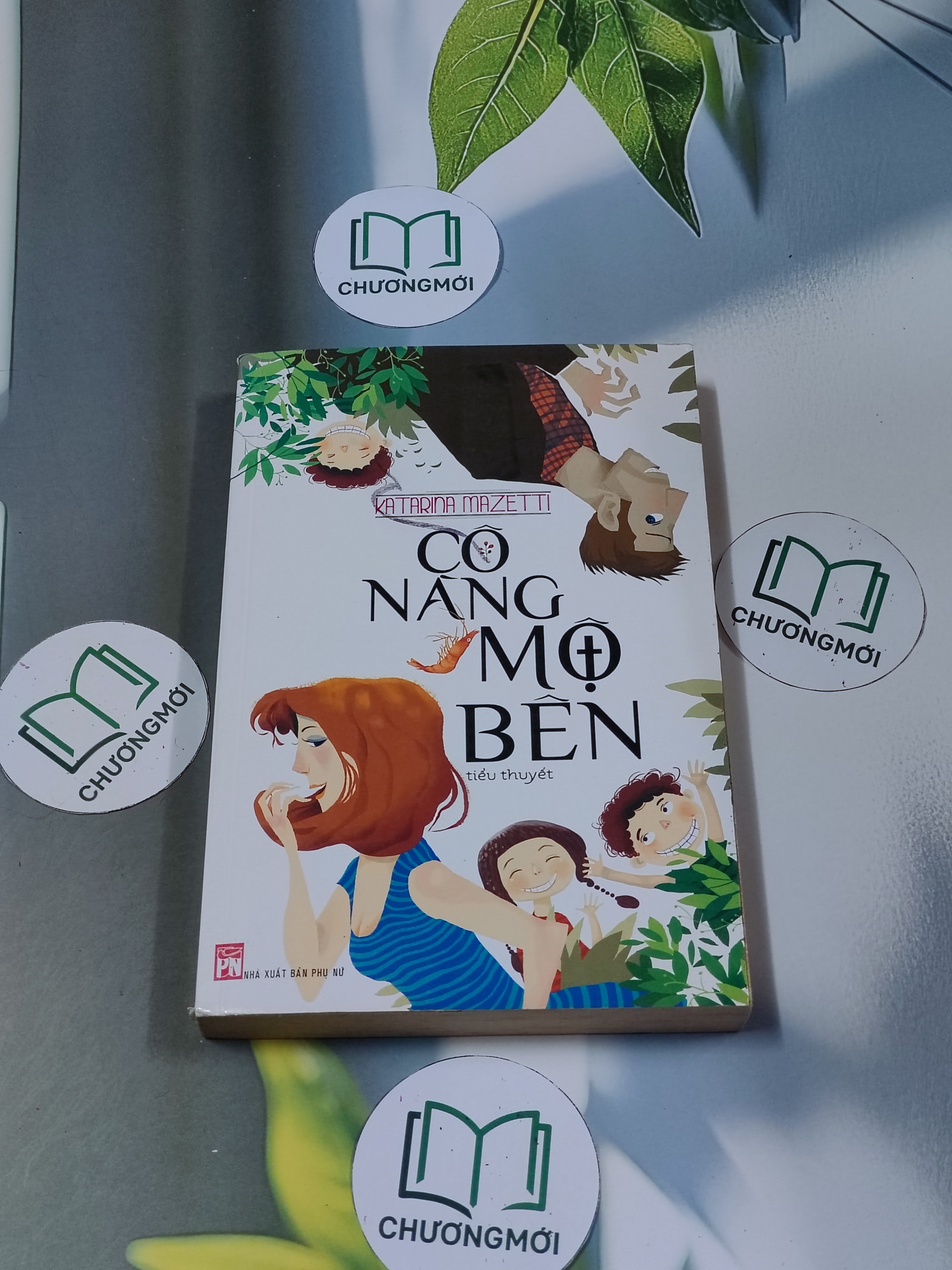 Cô nàng mộ bên