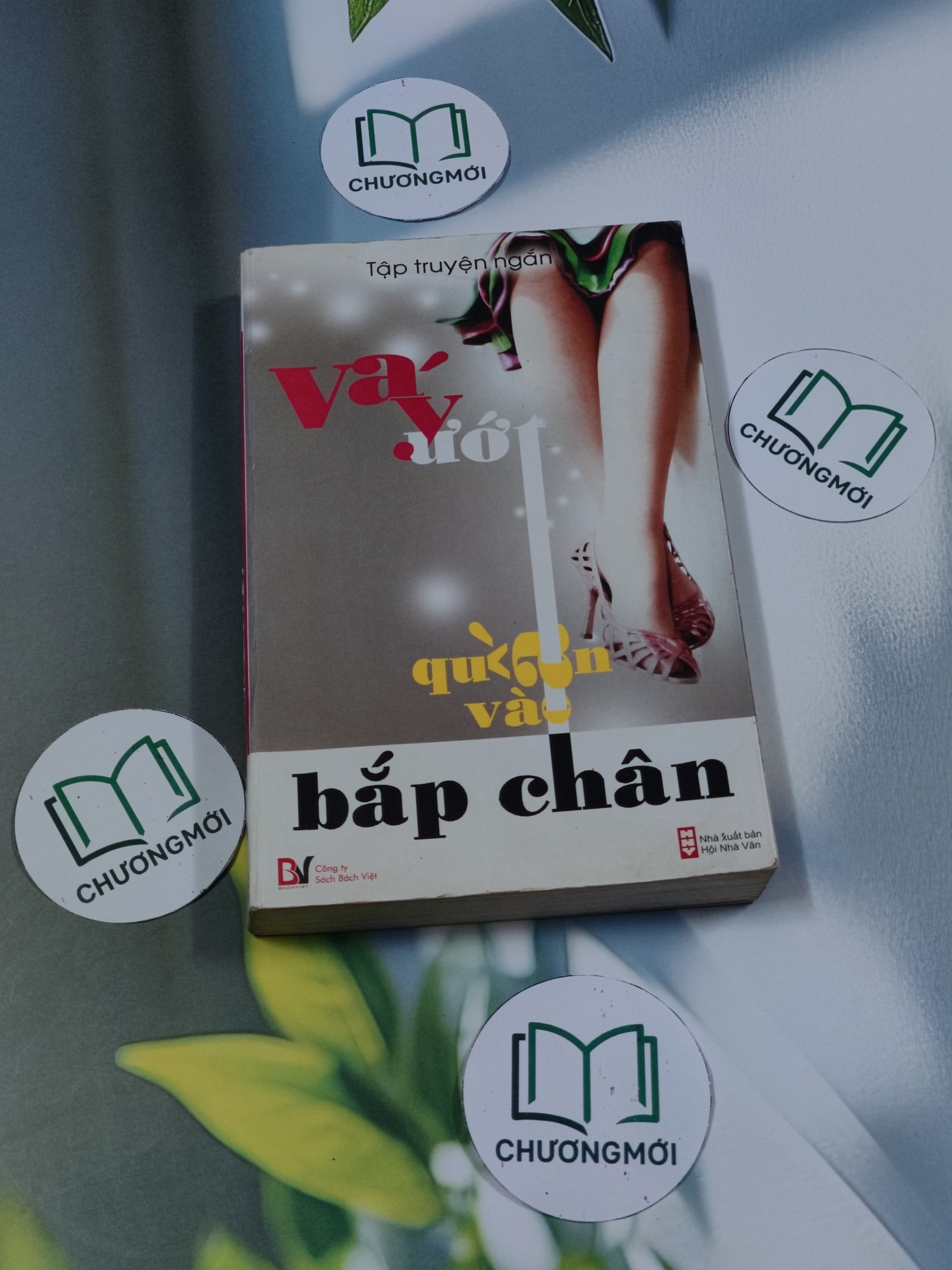Váy ướt quấn vào bắp chân