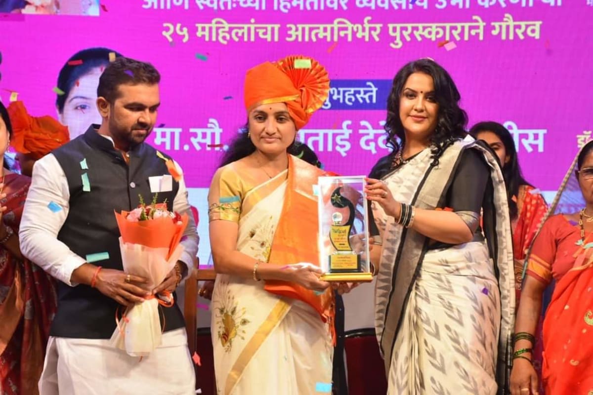 Dr. Manisha receiving an award on stage