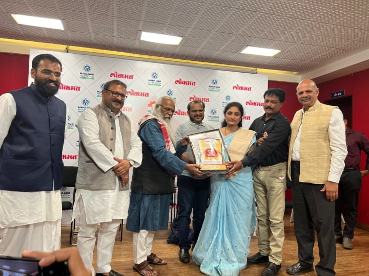 Dr. Manisha with a group at an award presentation
