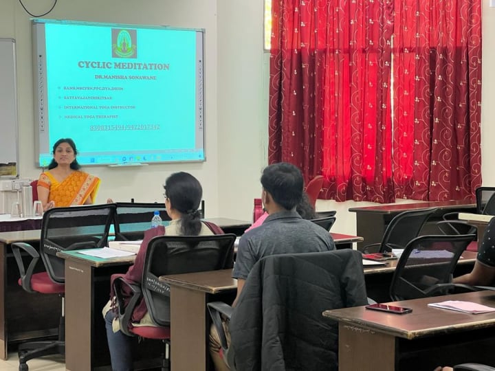 Dr. Manisha leading a classroom session on cyclic meditation