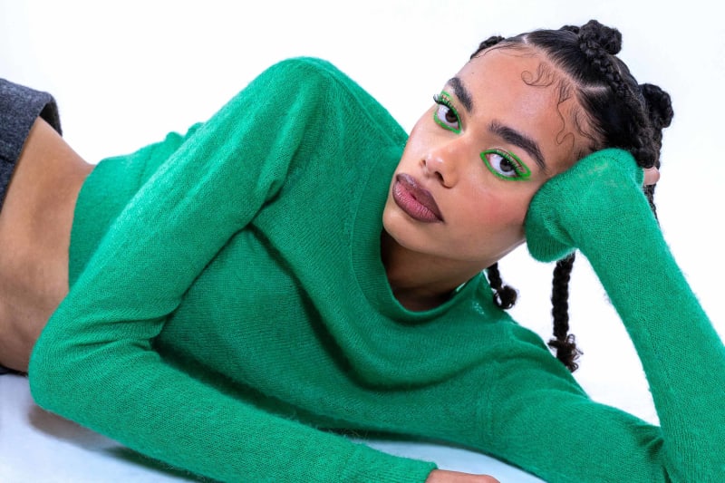 Maquillage liner vert graphique sur fond blanc par Léna makeup artist Paris