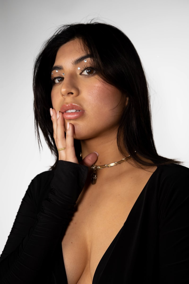 Portrait maquillage nude avec strass sur les sourcils par Léna makeup artist Paris