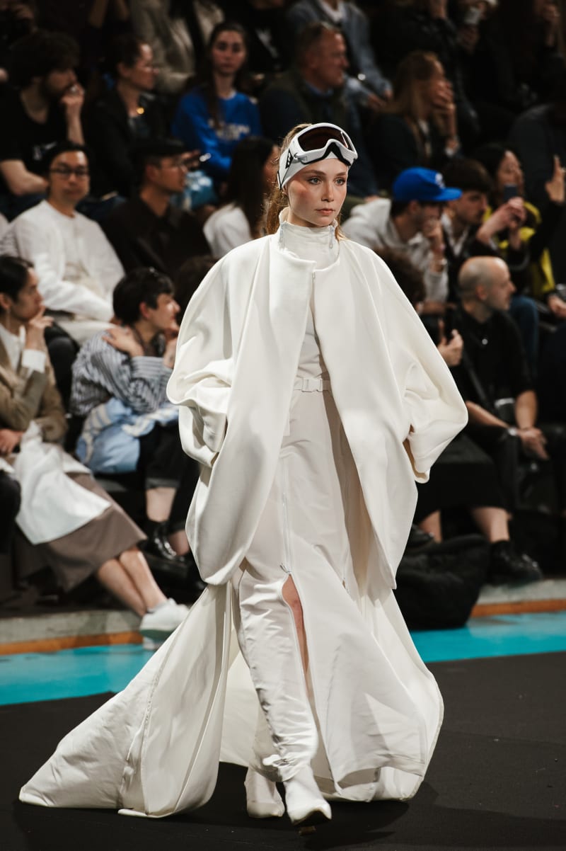 Maquillage fashion week modèle robe blanche défilé par Léna makeup artist Paris