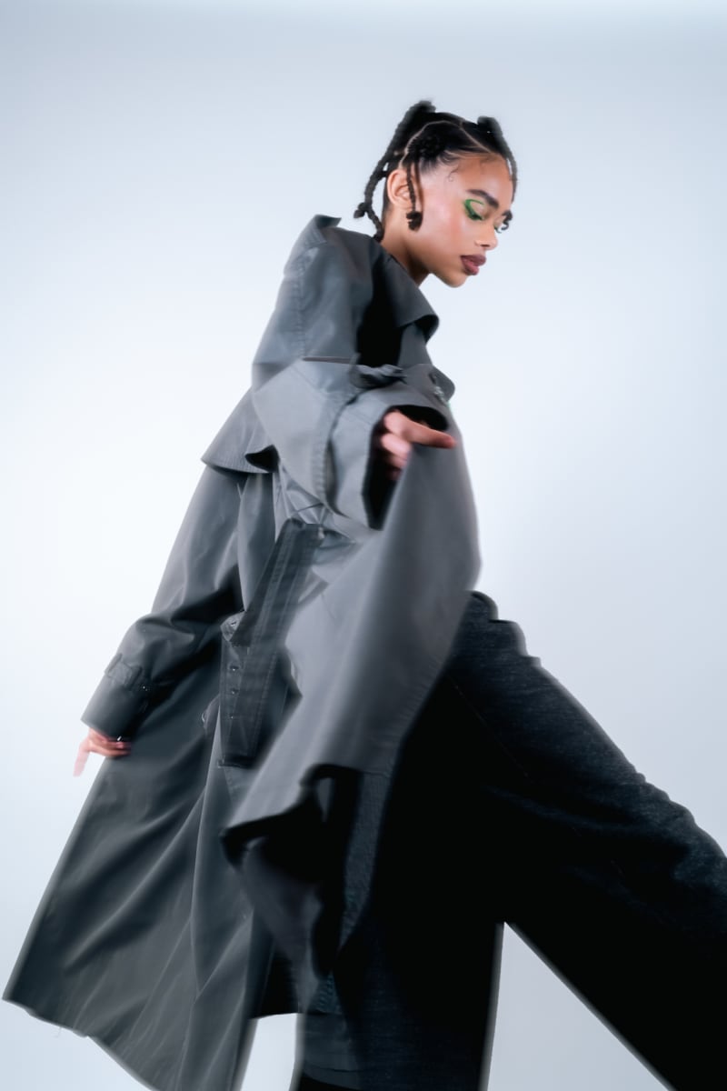 Maquillage shooting mode femme trench gris fond clair par Léna makeup artist Paris
