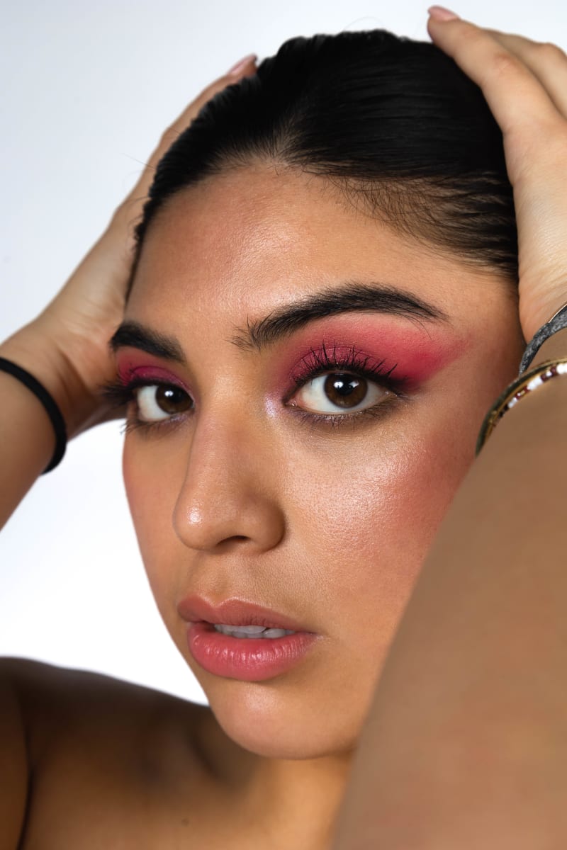 Maquillage smoky rose regard intense et lumineux par Léna makeup artist Paris