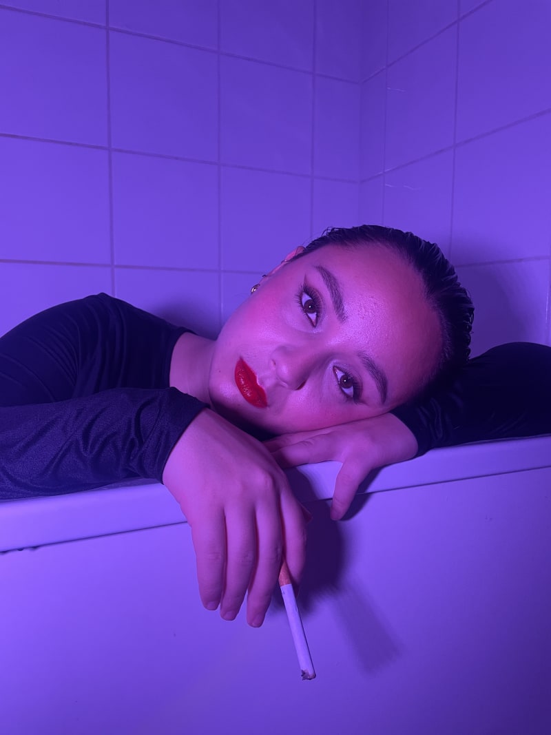 Maquillage shooting ambiance lumière violette femme de profil dans baignoire par Léna makeup artist Paris