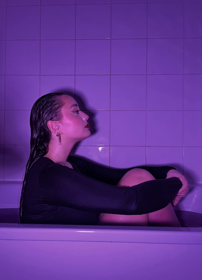 Shooting maquillage ambiance lumière violette dans baignoire par Léna makeup artist Paris