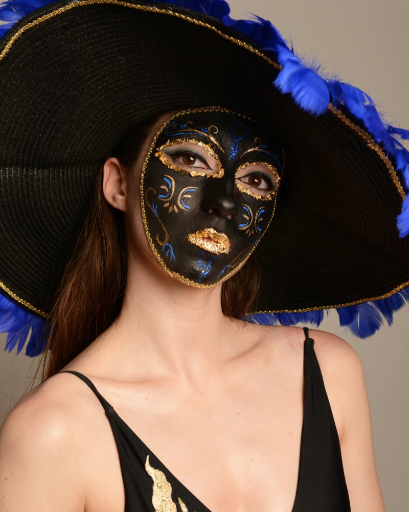 Maquillage artistique masque vénitien noir or et plumes bleues par Léna makeup artist Paris