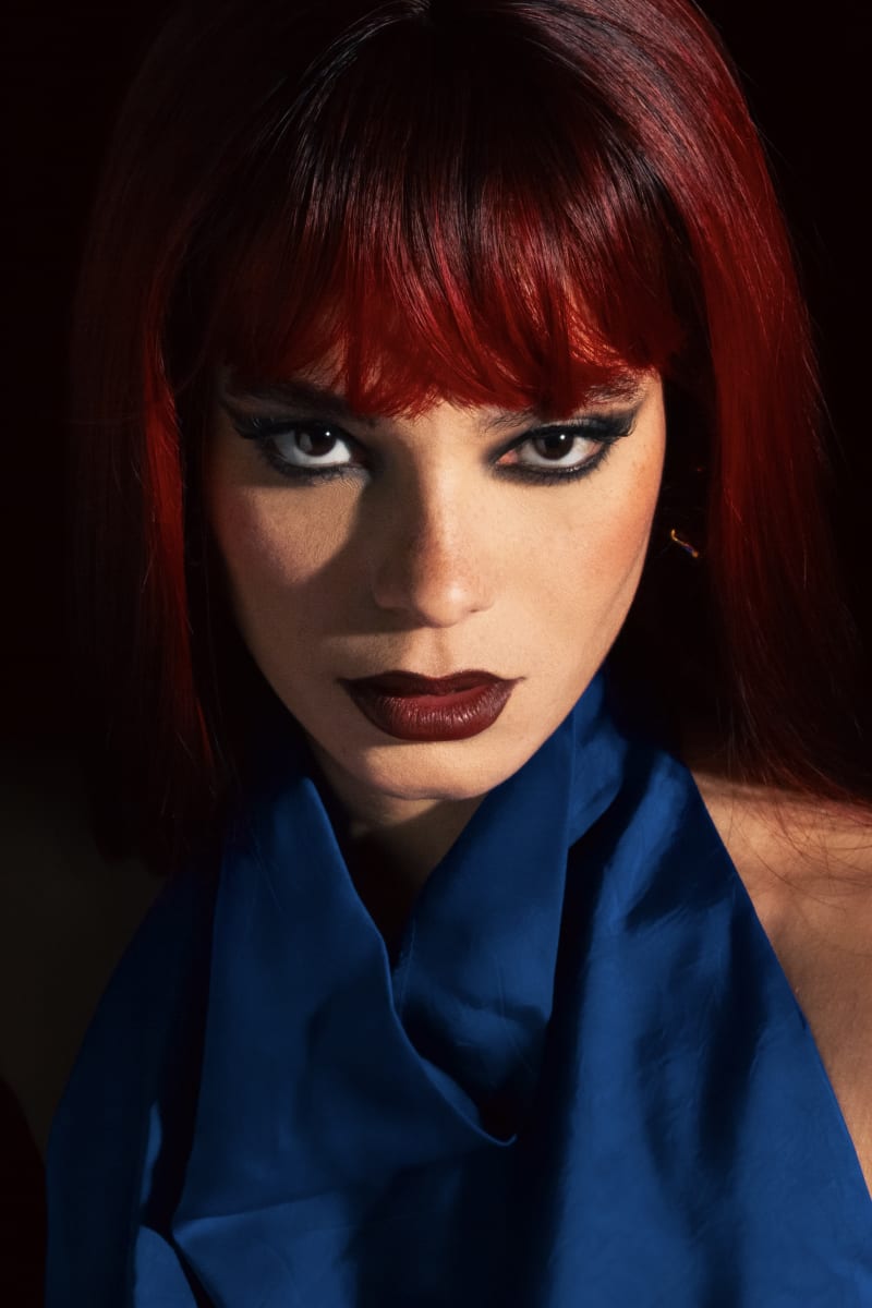 Portrait maquillage naturel sobre fond neutre par Léna makeup artist Paris