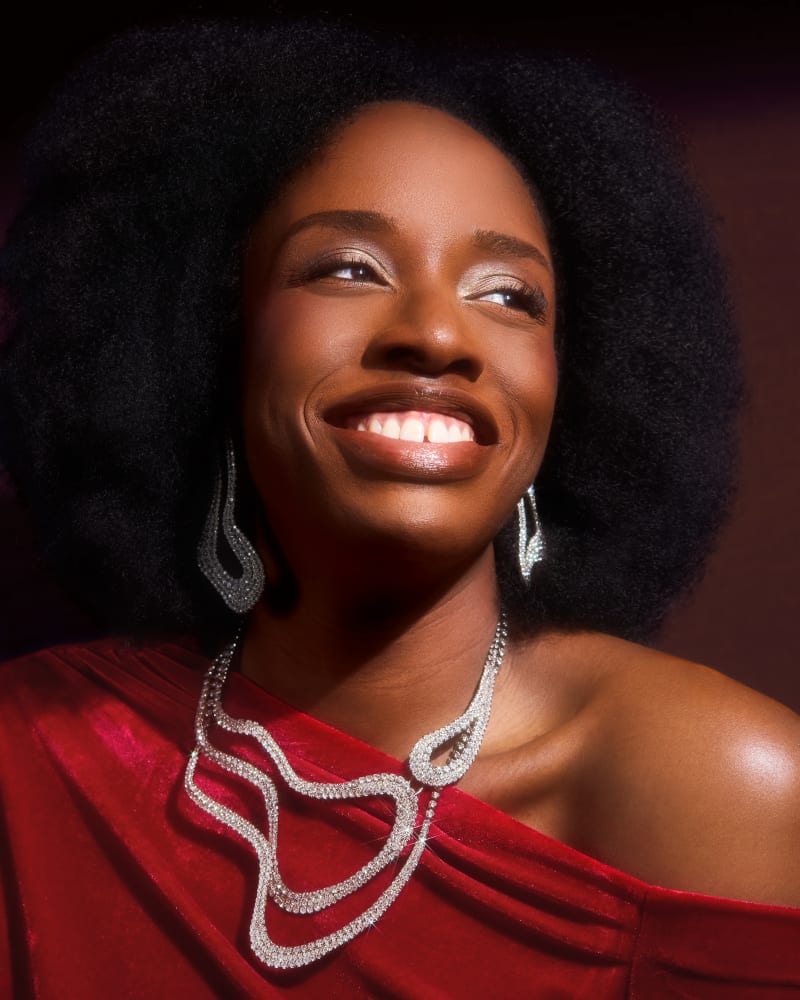Portrait maquillage glamour avec bijoux strass et sourire éclatant par Léna makeup artist Paris