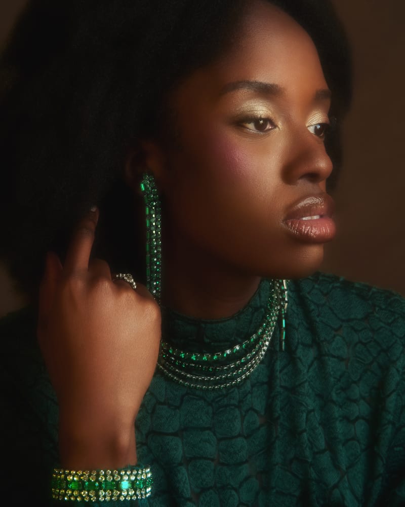 Maquillage vert émeraude portrait femme avec bijoux assortis par Léna makeup artist Paris