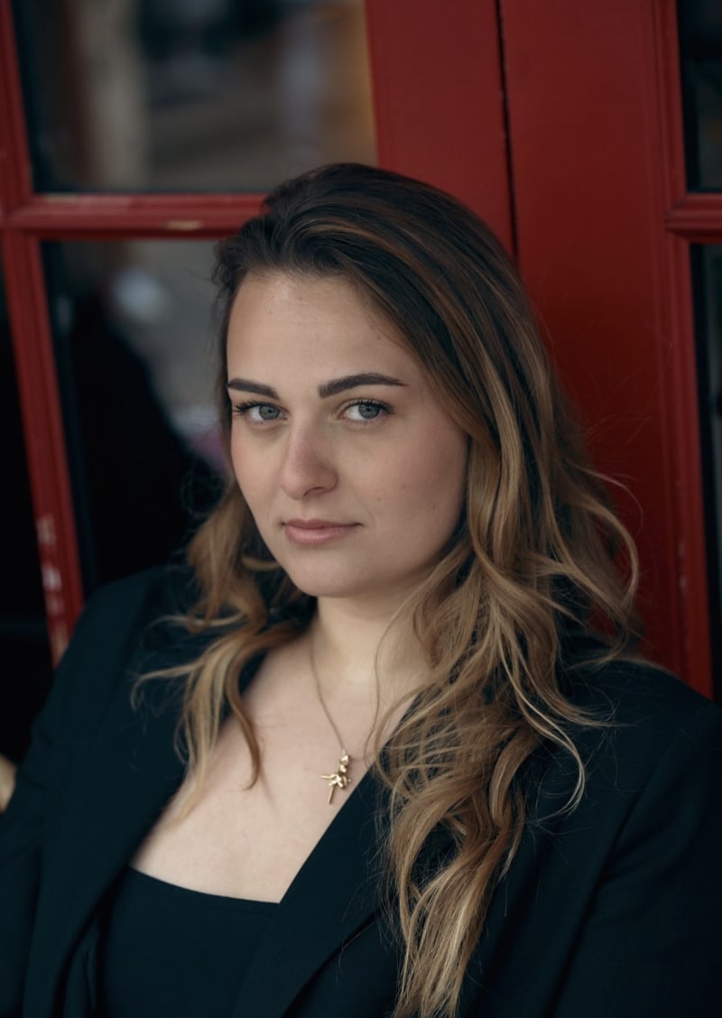 Portrait maquillage naturel femme fond porte rouge par Léna makeup artist Paris