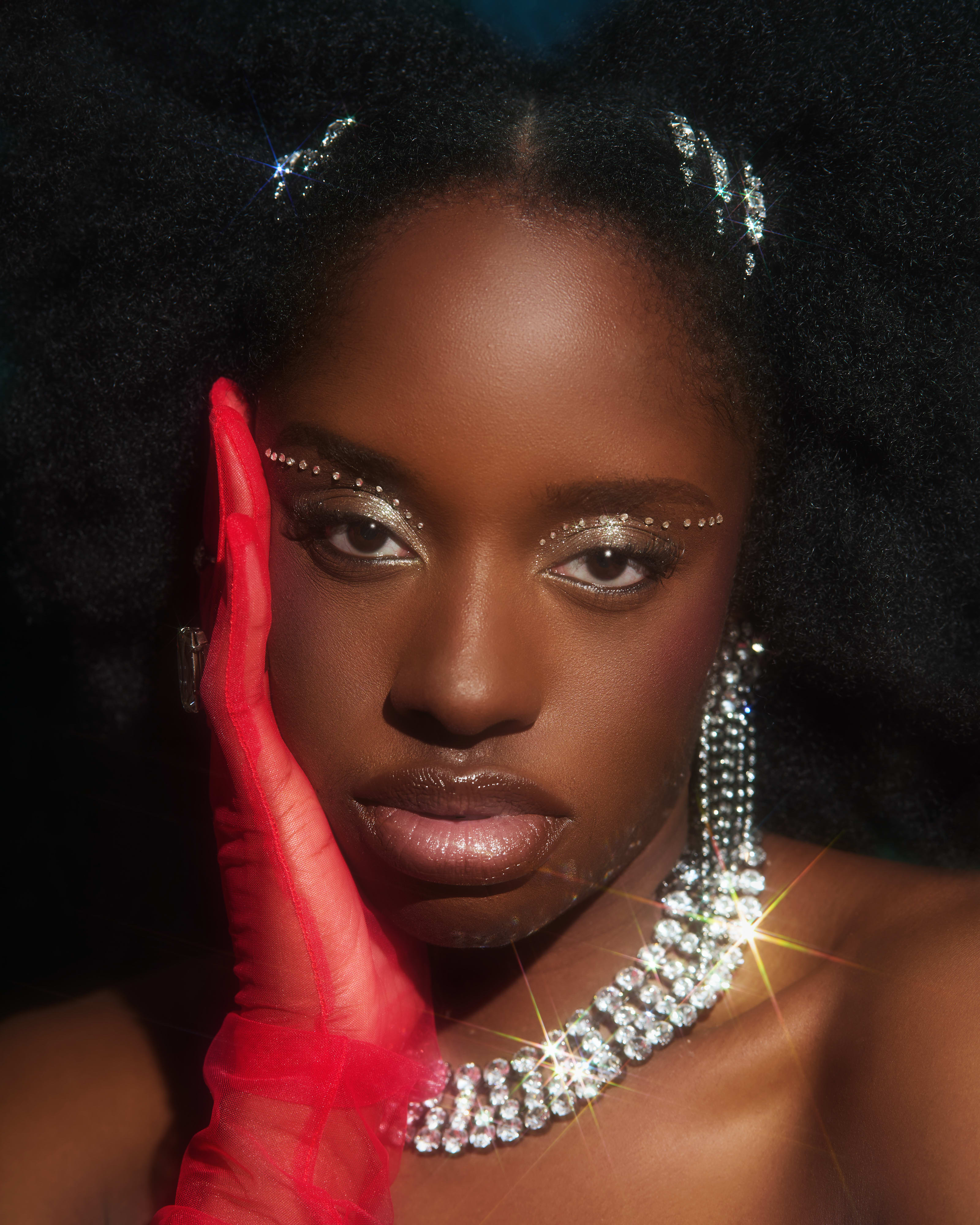 Portrait maquillage soirée glamour avec gant rouge et collier strass par Léna makeup artist Paris