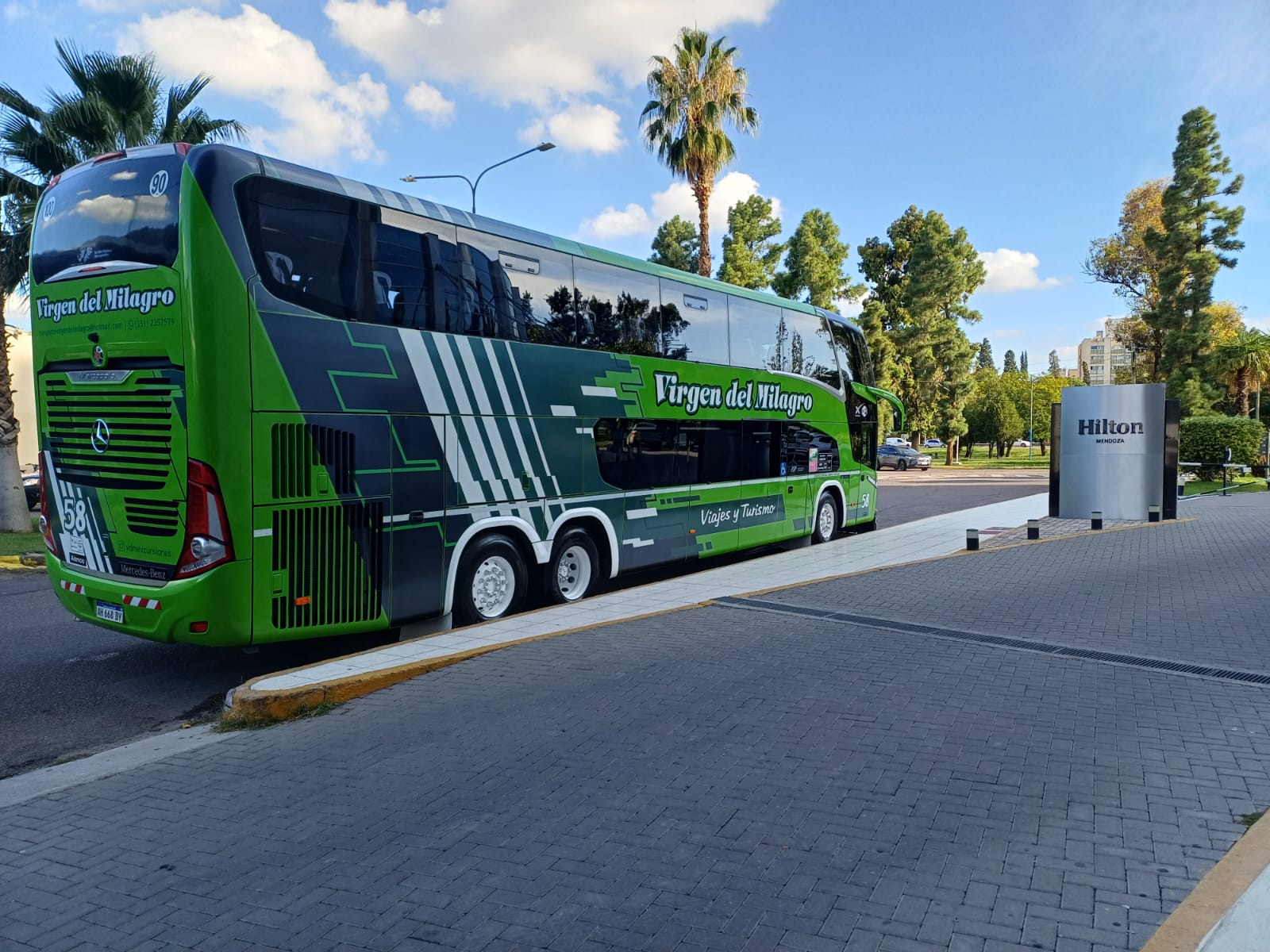 Bus de tres cuartos trasero, con el lateral completo a la vista
