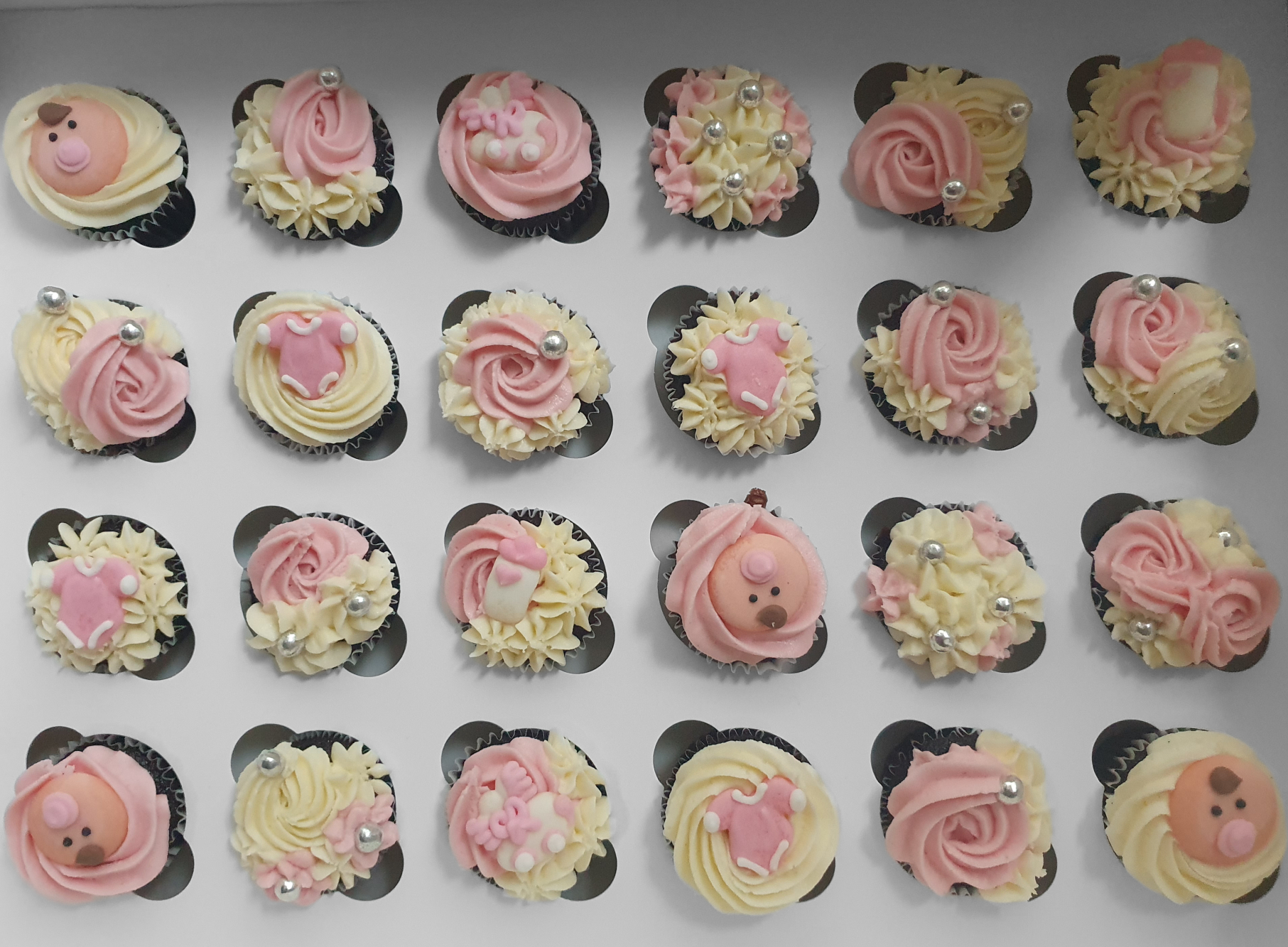 Baby Shower Deluxe cupcake