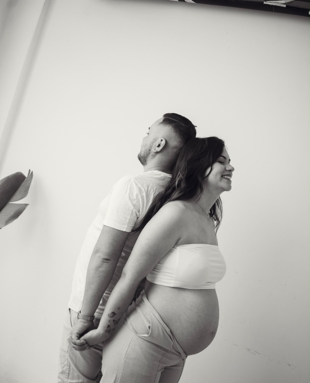 Casal caminhando ao entardecer, registrado pela Duplolhar