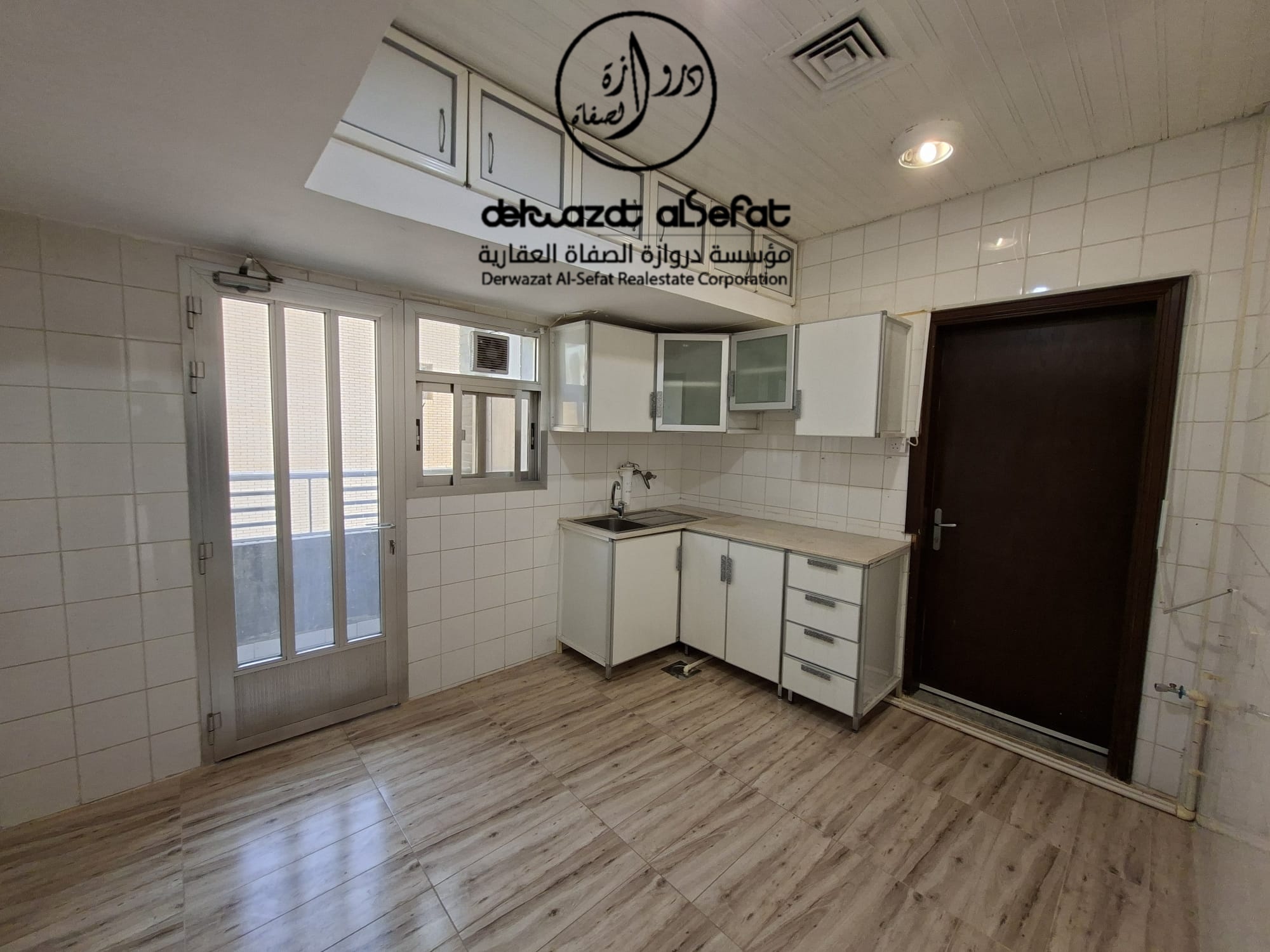 للإيجار شقة بالشعب دور سادس 4