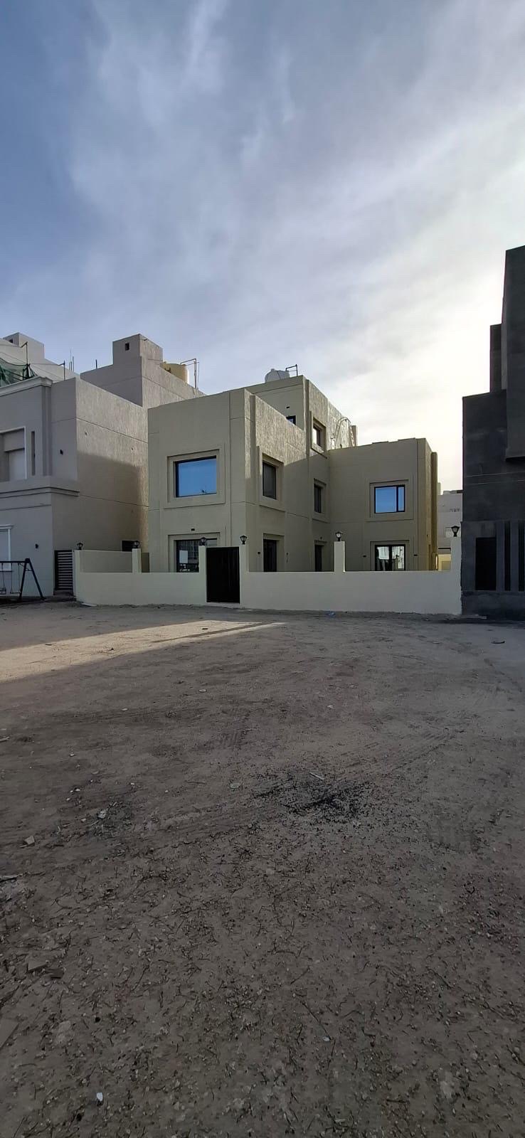 للبيع بيت جديد في المطلاع من دورين ونصف 1