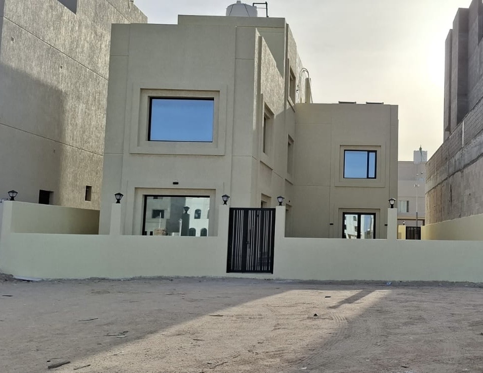 للبيع بيت جديد في المطلاع من دورين ونصف 2