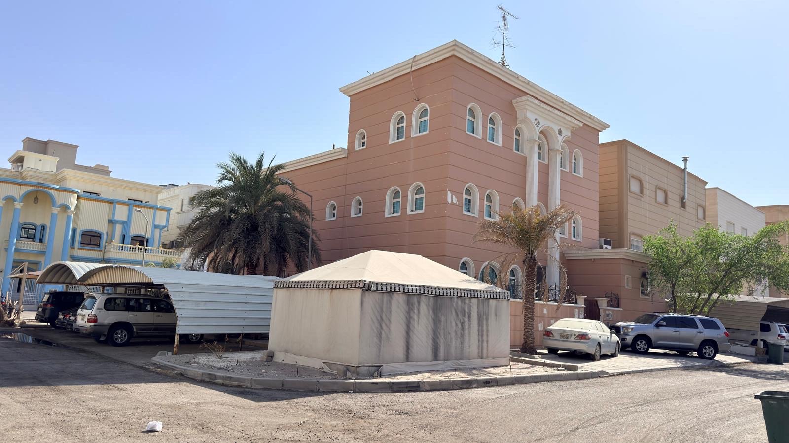 للبيع قسيمة في العدان موقع ثلاث واجهات 2