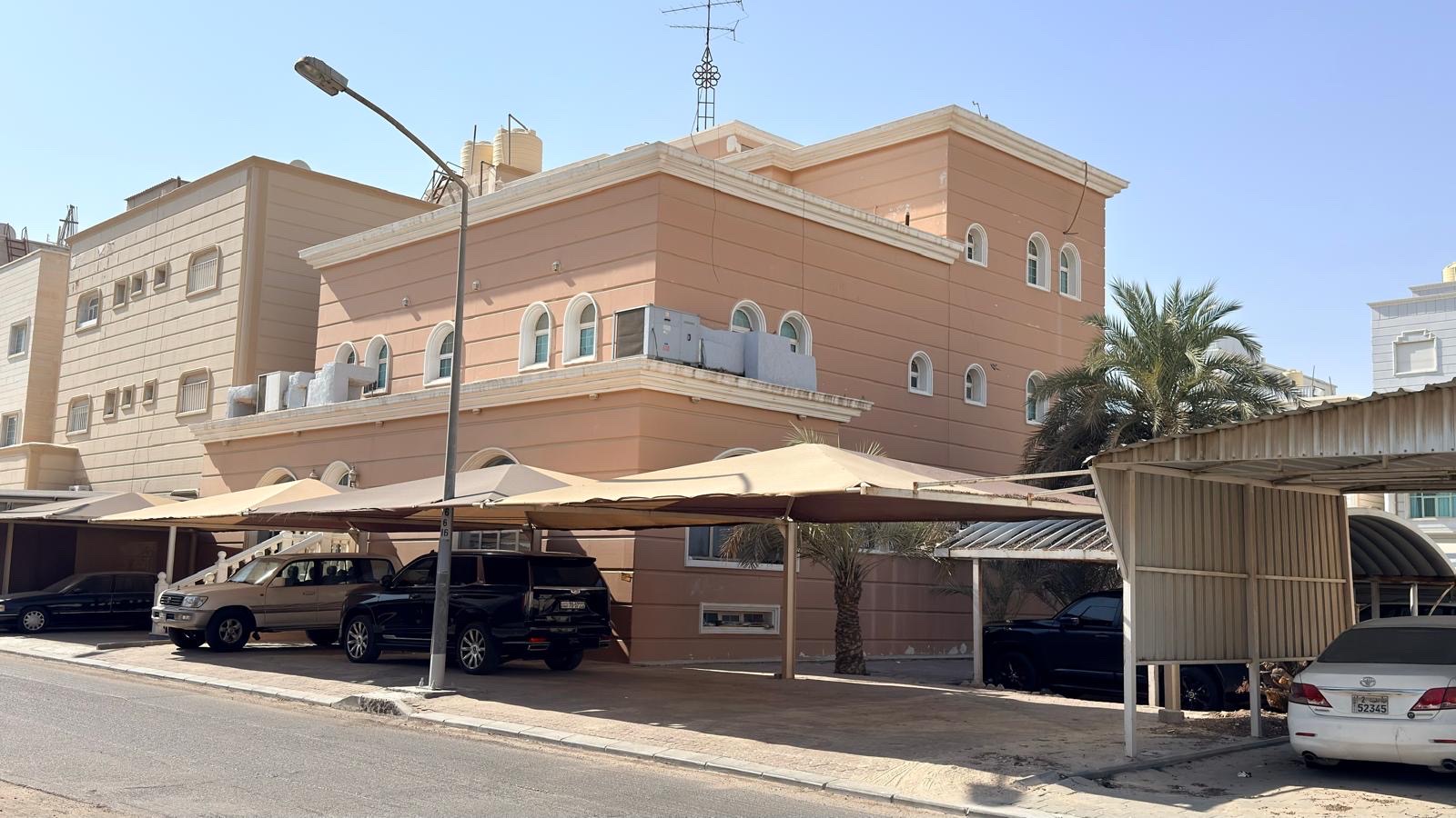 بيت للبيع في العدان بطن وظهر وسكة 2