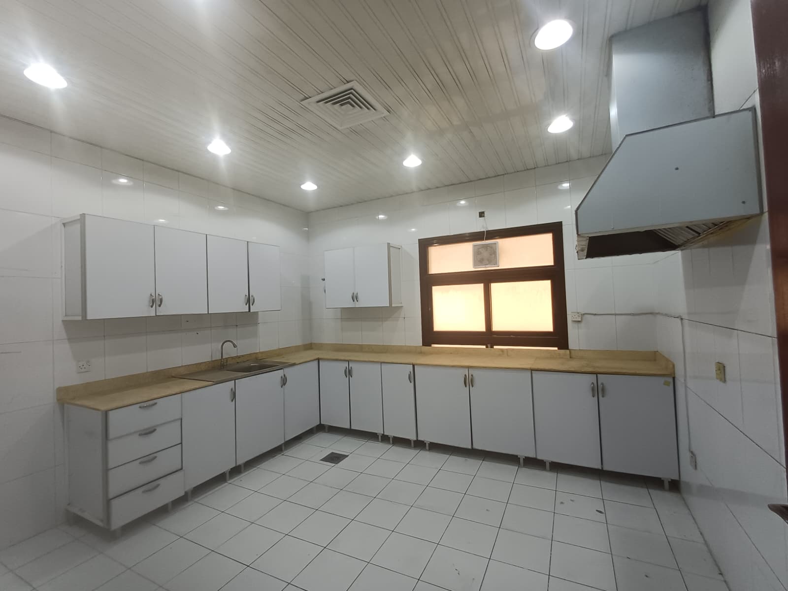 شقة للإيجار بهديه من 3 غرف 2