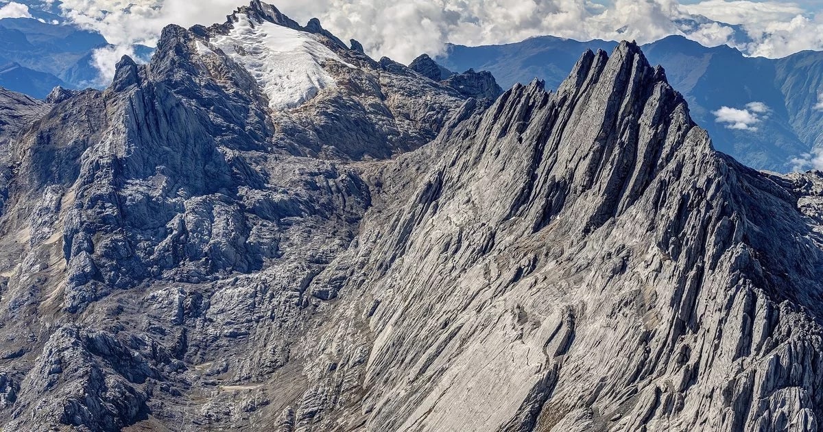 Puncak Jaya / Carstensz Pyramid