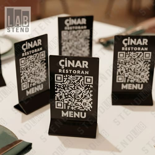 A tabletop menu stand with a QR code, menu holder, QR Kodlu Masaüstü Menyu Stendi, Настольная стойка для меню с QR-кодом