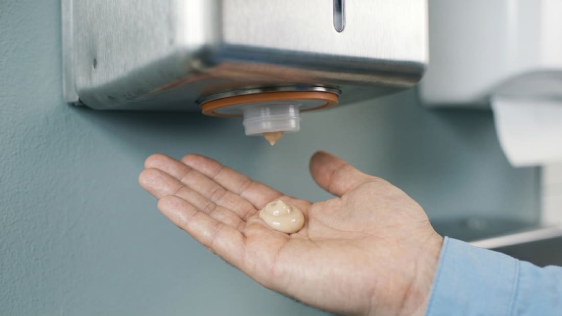 Hautreiniger-Paste mit pflanzlichem Reibekörper aus dem Wandspender