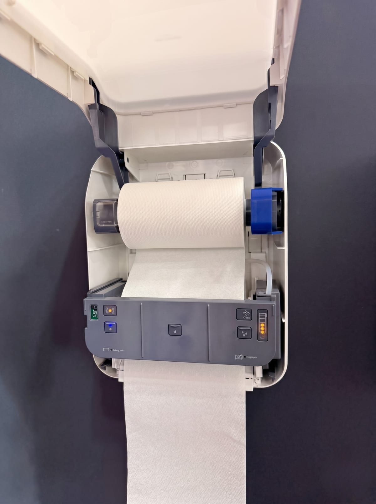 Innenansicht des Metzger Cosmos 2 Hybrid-Spenders — Papierrolle, Sensorik, blauer Reinigungsmittel-Tank, Status-LEDs für Battery low, No paper und Clean