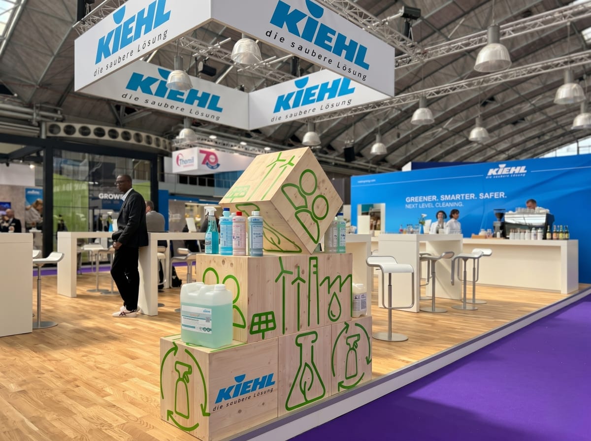 Kiehl Stand mit ökologischer Reiniger-Linie — Holz-Würfel mit grünen Nachhaltigkeits-Icons, Slogan Greener Smarter Safer Next Level Cleaning