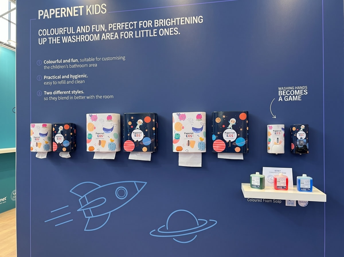 Papernet Kids Stand — bunte Handtuch- und Seifenspender mit Weltraum- und Tier-Motiven, dazu farbige Schaumseifen in grün, rot, blau