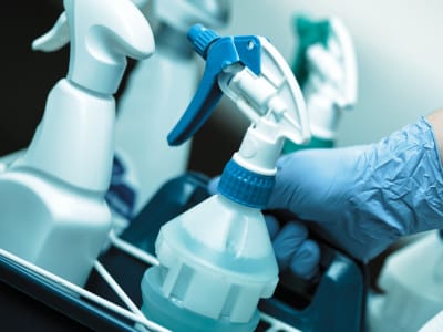 Reinigungs- und Desinfektionsmittel für Flächen und Sanitär